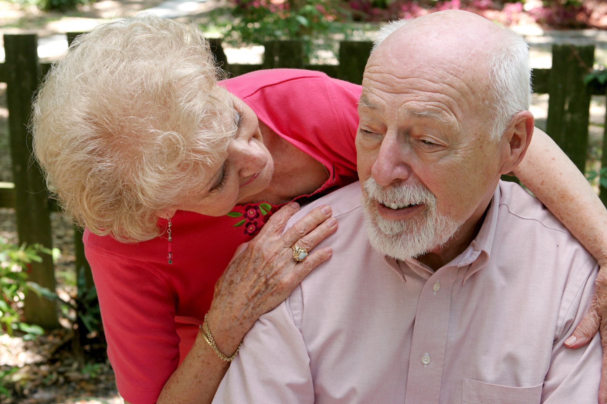 Деменция разговаривают. Деменция Альцгеймера. Пожилой и старческий Возраст. Старческая любовь. Люди с Альцгеймером.
