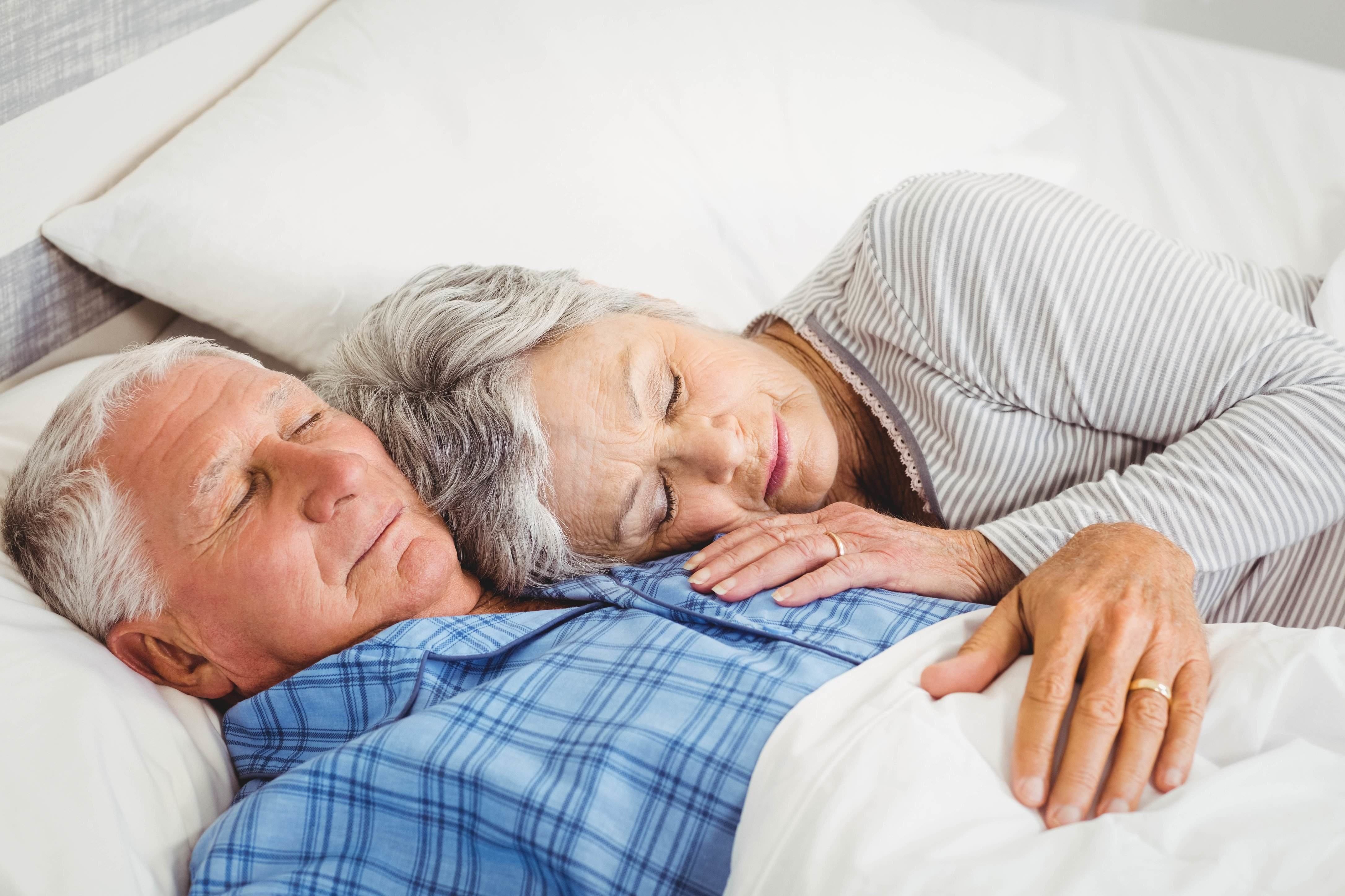 Пожилые мало спят. Сон пожилых людей. Пенсионеры спят.